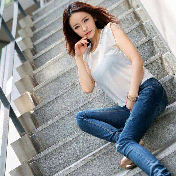 女生骑车被未拴绳狗绊倒抽搐